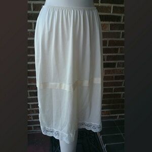 Vassarette Vintage Ivory Half Slip w/Lace Trim